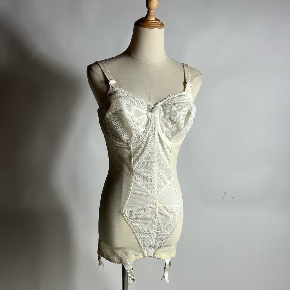 VINTAGE 60s/70s SnoFlake by Bali Girdle Bra with Garters Ivory Womens 37C - Picture 2 of 10